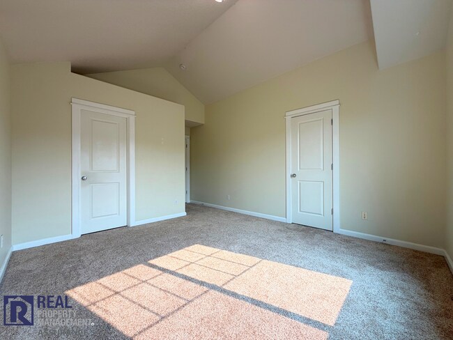 Building Photo - Bright 2-Bed, 2.5-Bath Beaverton Townhouse with Attached Garage & AC