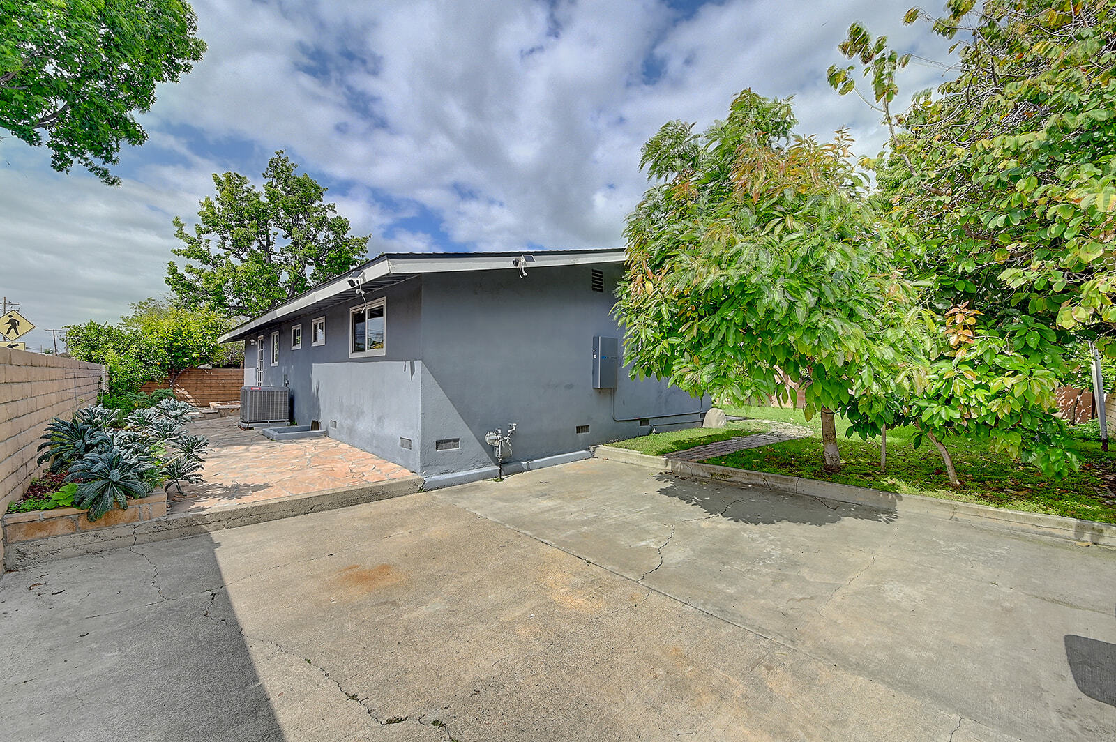 Building Photo - 2044 W Spruce Ave