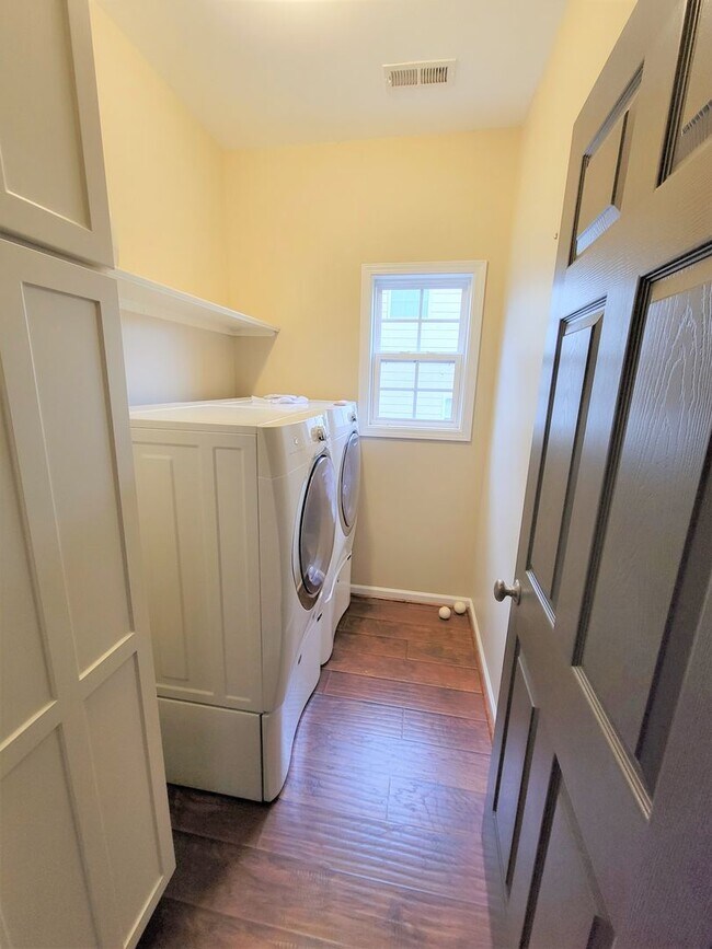 Building Photo - Stunning Willoughby Park Home