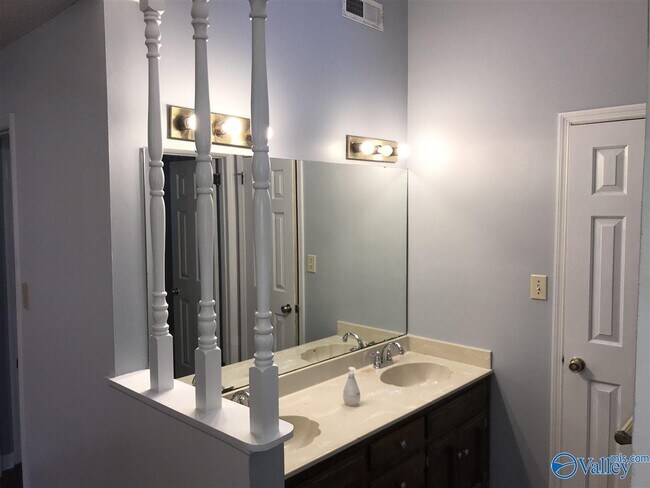 Building Photo - 1305 Chimney Springs Dr SE
