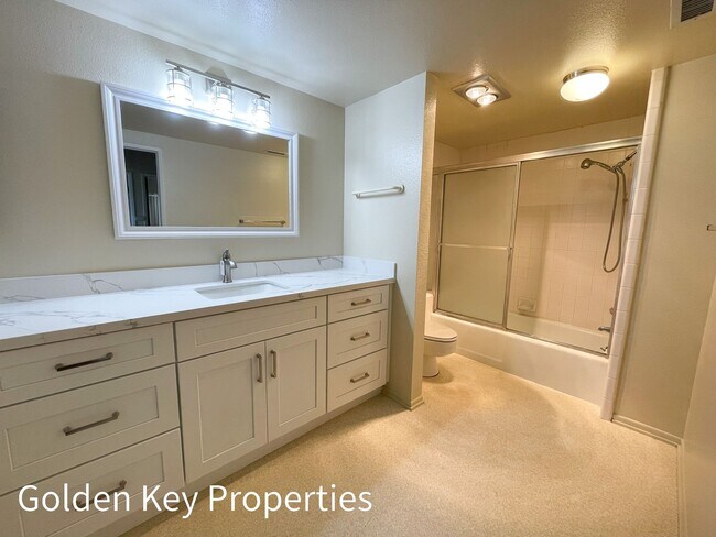 Building Photo - Welcome to this stunning duplex located in beautiful Bonsall!