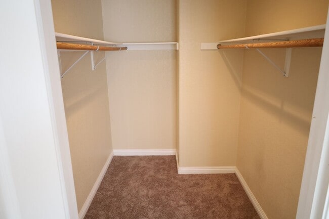 Building Photo - 2 Bedroom 1 Bathroom Centrally Located 1st Floor Condo in Gated Community!