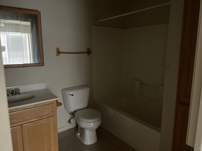 Building Photo - 3 BED, 2.5 BATH Townhouse; Close to ACU
