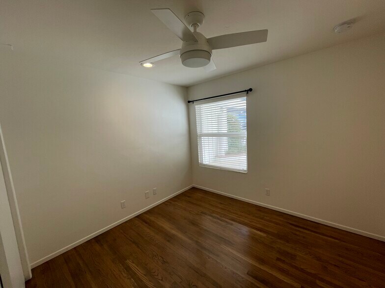 Building Photo - 855 Cornish Dr