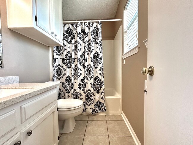 Building Photo - 2 Bedroom Townhouse Located on Siegen Lane...