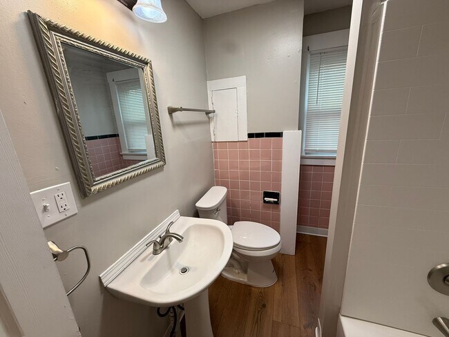 Building Photo - Updated and Spacious 3-4 Bedroom, 2 Story ...