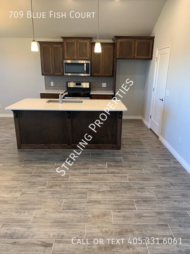 Building Photo - 709 Blue Fish Ct