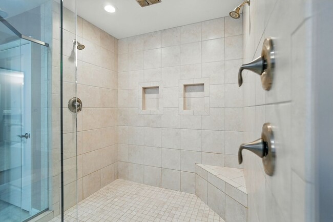 Building Photo - Five Bedroom House in Deerfield Township!