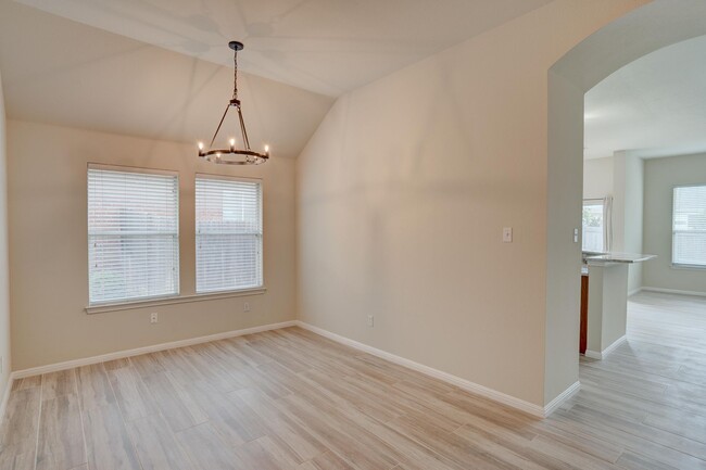 Building Photo - Cozy 3-Bedroom, 2-Bathroom Single Family H...