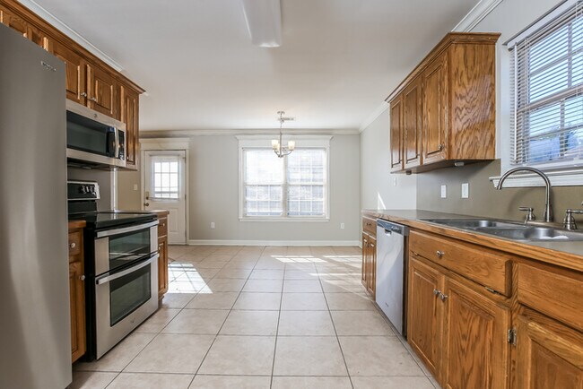 Building Photo - 3 Bedroom Home with Fenced Backyard