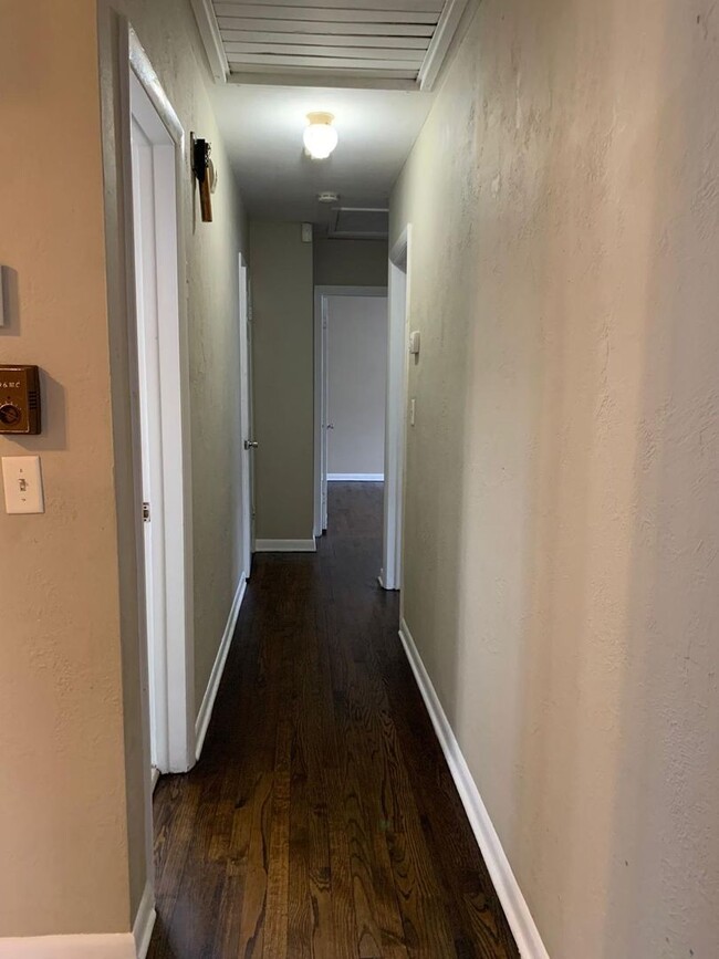 Building Photo - 4 Bedroom 2 Bath Spacious Home