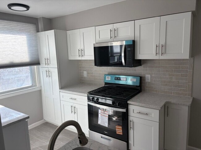 Building Photo - Gorgeous 3-Bedroom Townhome in Holmesburg! Available NOW!