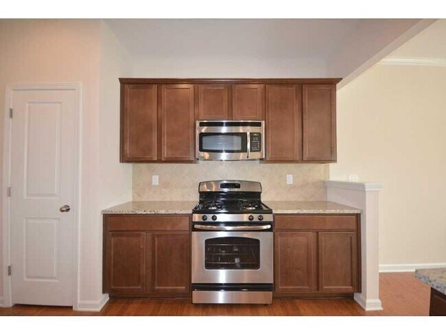 Building Photo - 2144 Greencrest Cir