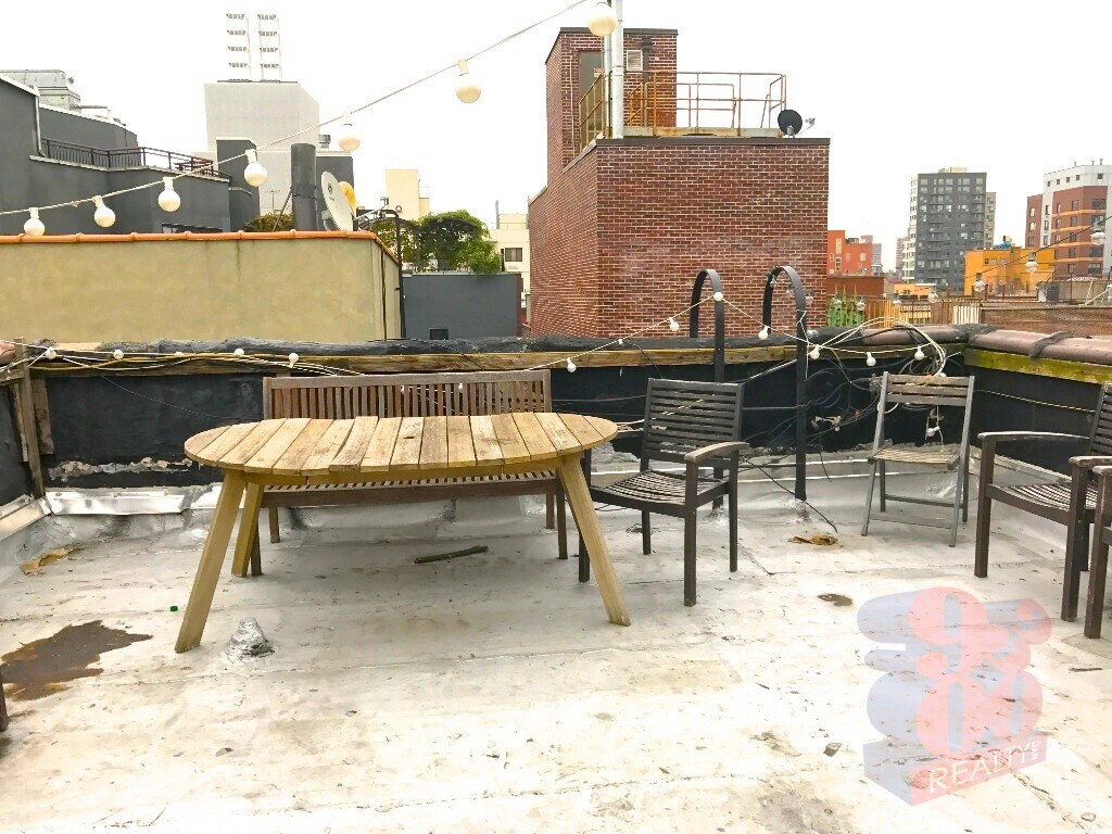 Building Photo - 234 Mott St