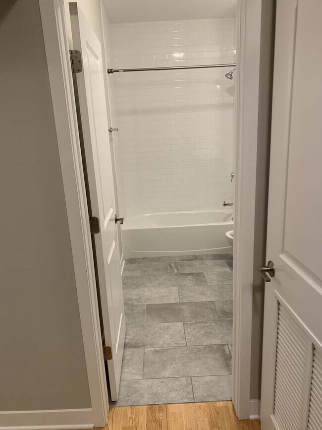 Building Photo - 6125 N Clark St