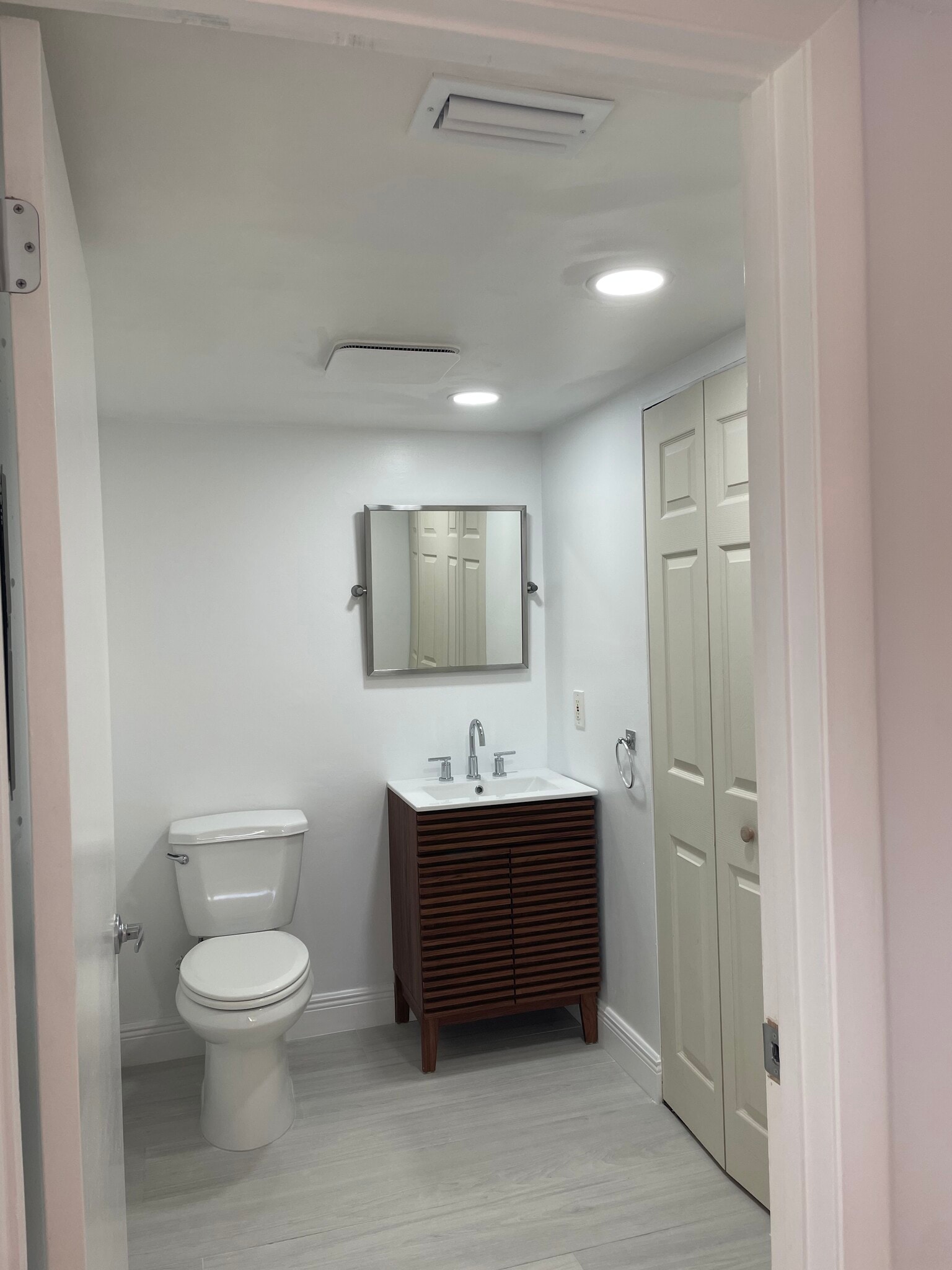 1/2 bath room / laundry room - 3878 Victoria Dr
