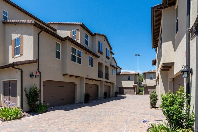 Building Photo - 3 Bedroom Townhome in the Veridian Community of Del Sur