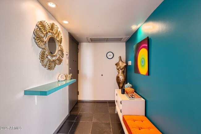 Building Photo - 207 W Clarendon Ave