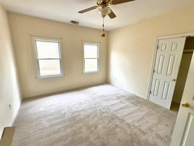 Building Photo - 219 Deerhill Dr