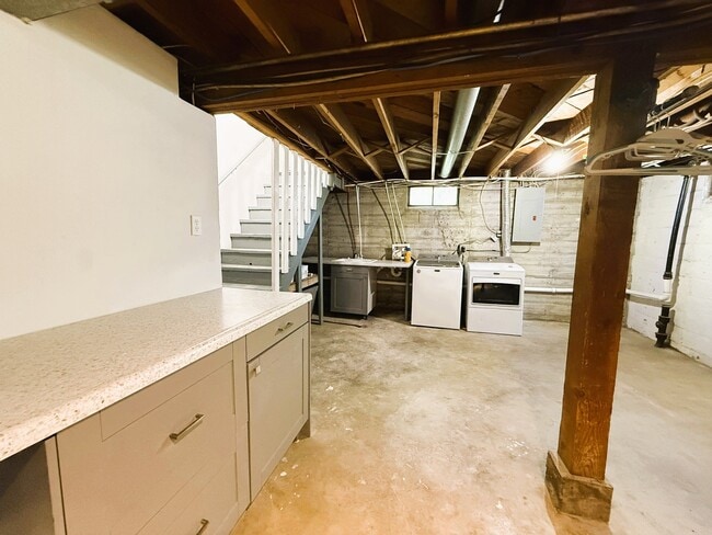 Building Photo - 2037 S Laura St
