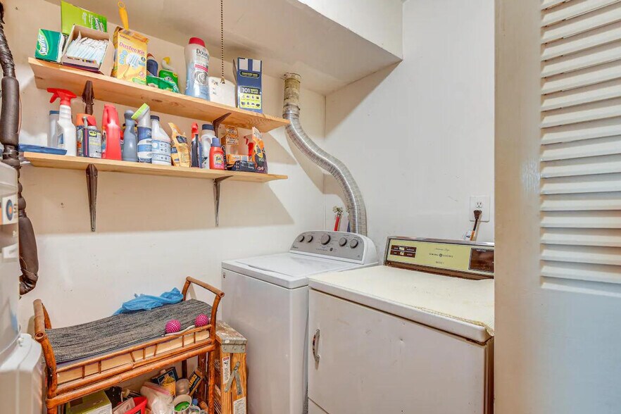 Building Photo - 8404 Mina Loma Ct