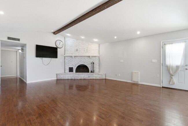 Building Photo - Mesa 4 Bed Single-Level Home • 2,044 Sq Ft • Oversized Yard • Stapley & McKellips