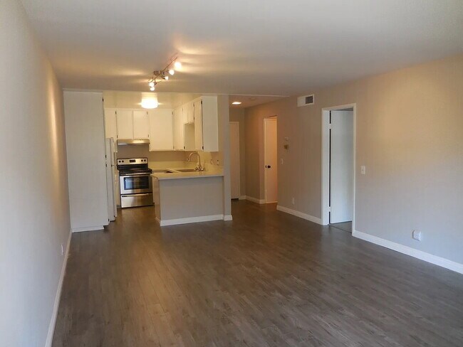 Building Photo - Newly renovated Mission Valley unit