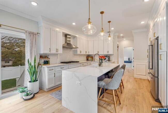 Building Photo - 765 6th Ave