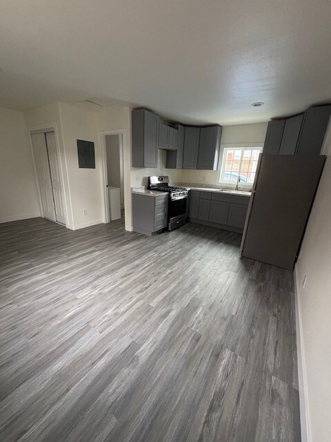 Building Photo - 10428 Somerset Blvd