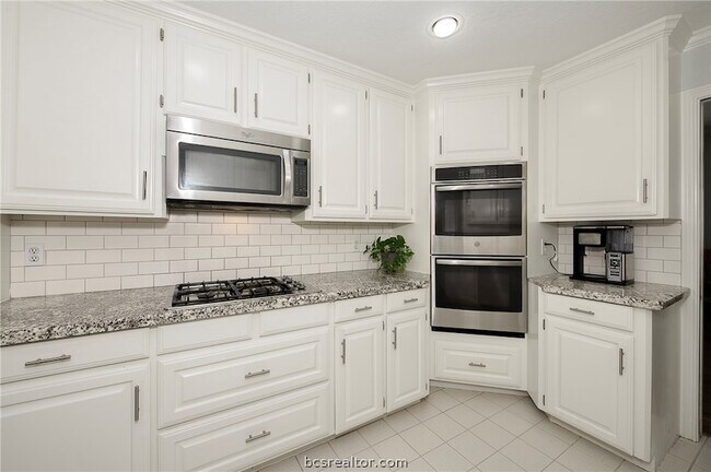 Building Photo - 2905 Aztec Ct