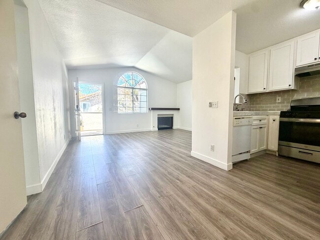 Building Photo - 2 Bed, 2 Bath upper end unit in Beautiful Rancho Santa Margarita