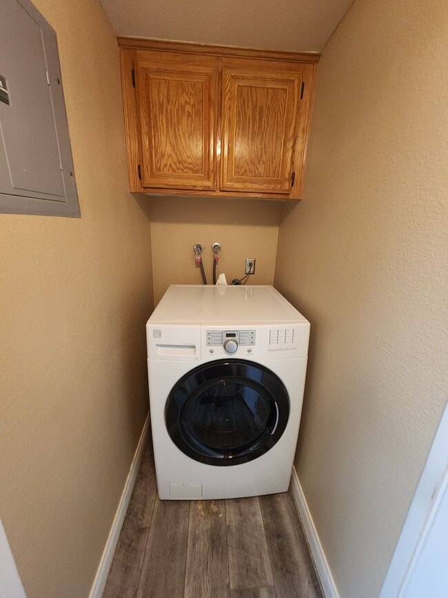Building Photo - Gorgeous & Spacious 3Bd/2.5Ba, 1,679 SqFt, 2-story Condo - Central A/C & heat, Washer/Dryer - 2 C...