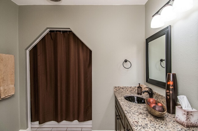 Building Photo - 2947 Southridge Dr