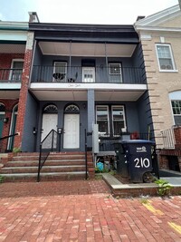 Building Photo - Newly Renovated Split Level Row Home in Tr...