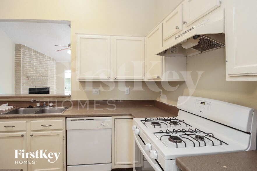 Building Photo - 17002 Enchanted Cir E