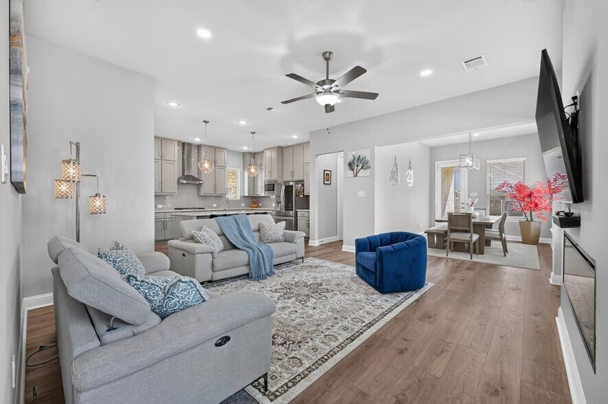 Building Photo - 12991 Vinson Dr