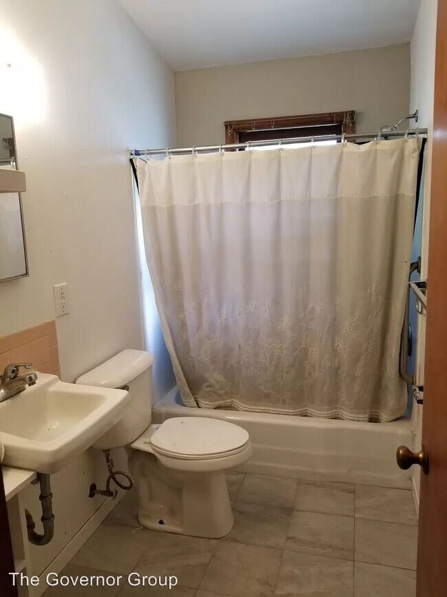 Building Photo - 2 Bedroom/1 Bathroom in Iowa City - East Side