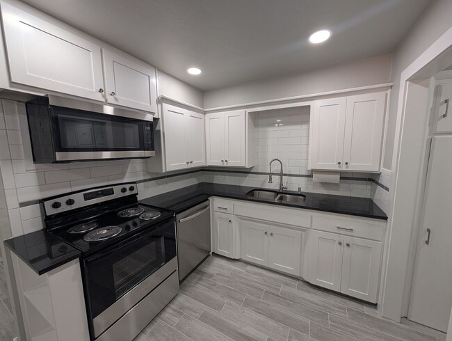 Building Photo - Remodeled luxury 1 bedroom, 1 bath house i...