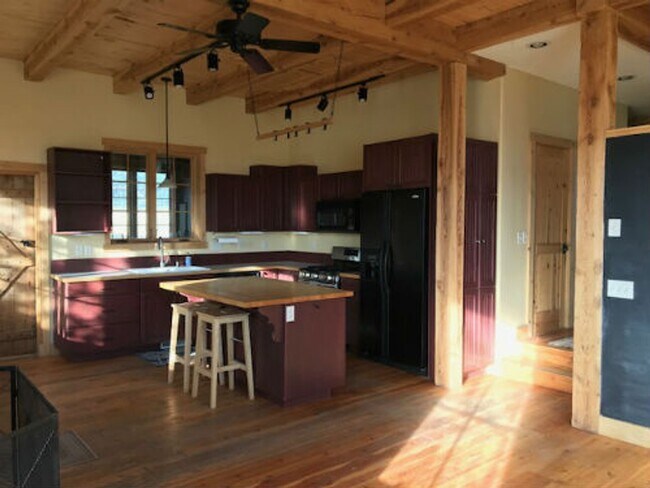 Building Photo - Mountain-View Country Living Near the Teton River