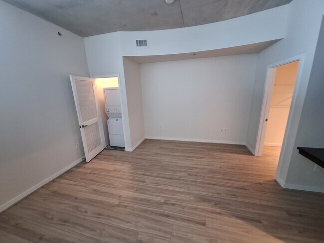 Building Photo - 777 N Ashley Dr