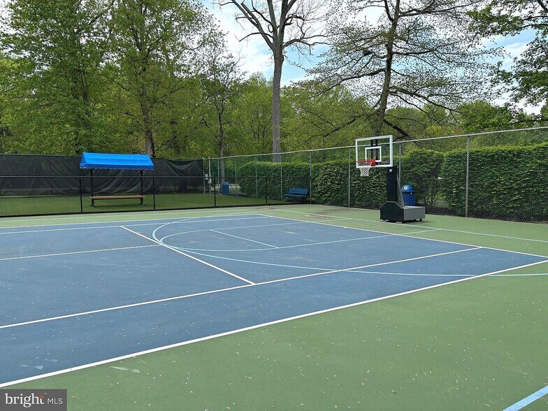 Building Photo - 14 Cheverny Ct