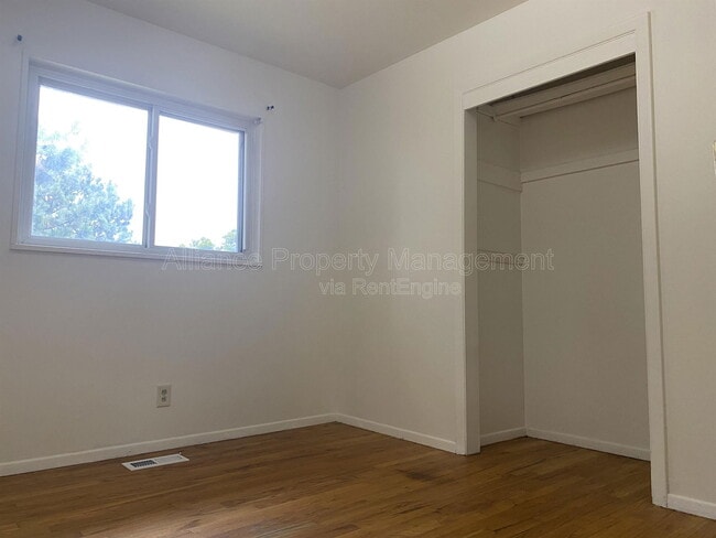 Building Photo - 1509 Evergreen Dr