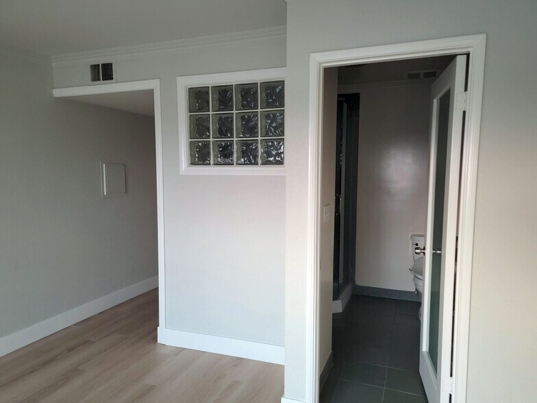 Ensuite bathroom entrance - 1707 Micheltorena St