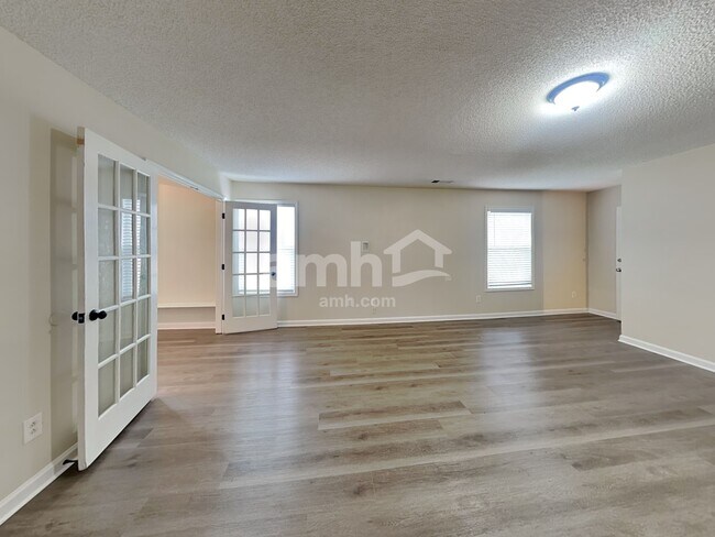 Building Photo - 1017 Queensbury Run