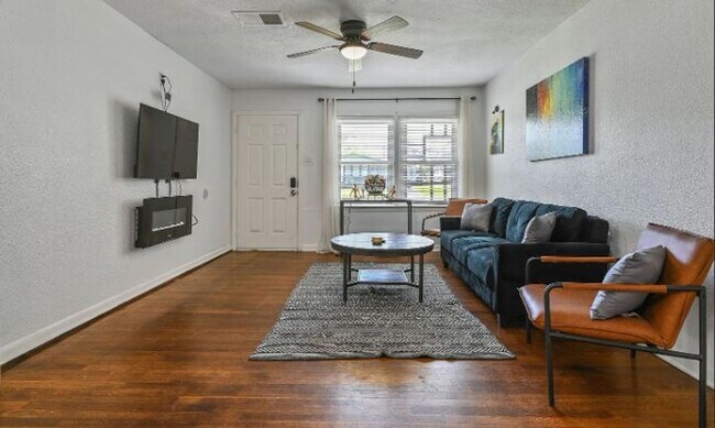 Building Photo - Updated 3 Bed / 1 Bath Home for Rent