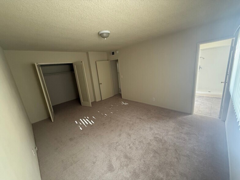 Master Bedroom - 1148 W Huntington Dr