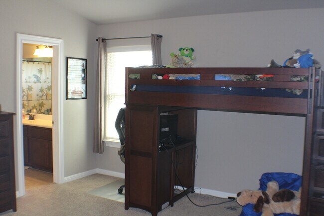 Building Photo - Beautiful spacious rental with fabulous up...