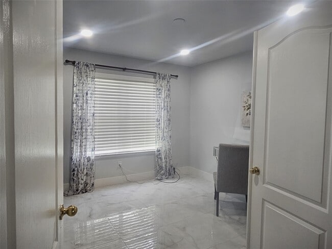 Building Photo - 1214 Betsy Ross Ct