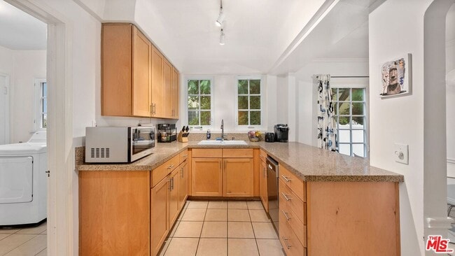 Building Photo - 434 N Genesee Ave