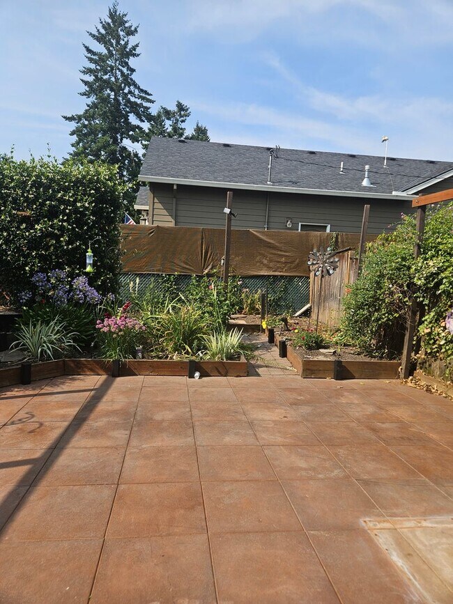 Building Photo - 3 Bedroom, 1 1/2 bath townhouse in Hillsboro